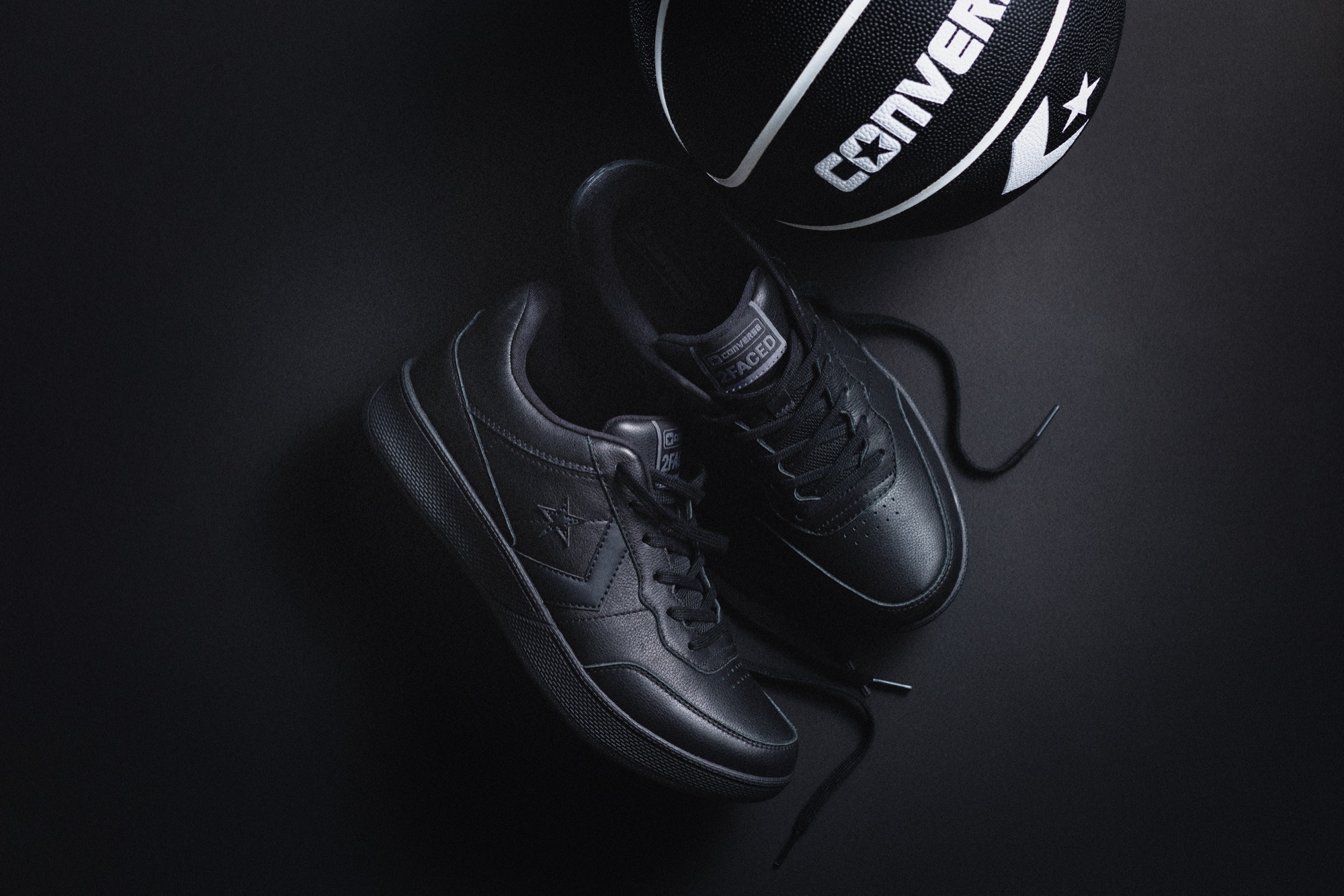 ブラックの2FACEDとCONVERSEボール
